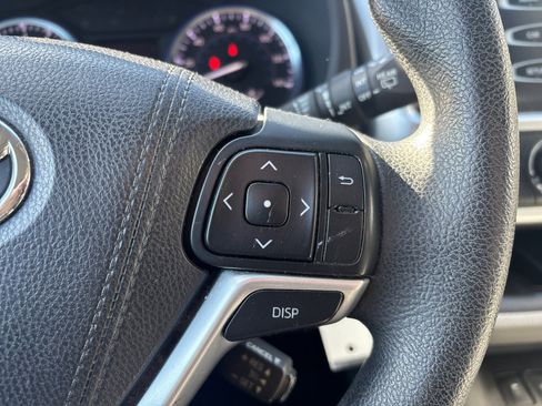 Used 2015 Toyota Highlander LE image 17