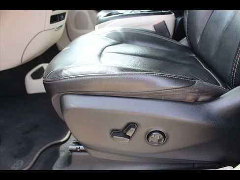 Used 2022 Chrysler Pacifica Touring-L FWD image 23