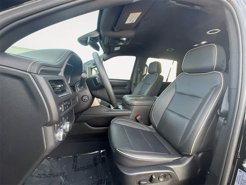 Used 2024 GMC Yukon SLT w/ SLT Luxury Package image 9