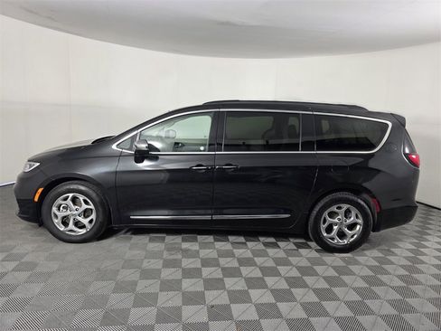 Used 2023 Chrysler Pacifica Limited image 8