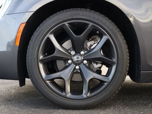 Used 2022 Chrysler 300 Touring w/ Sport Appearance Package image 8