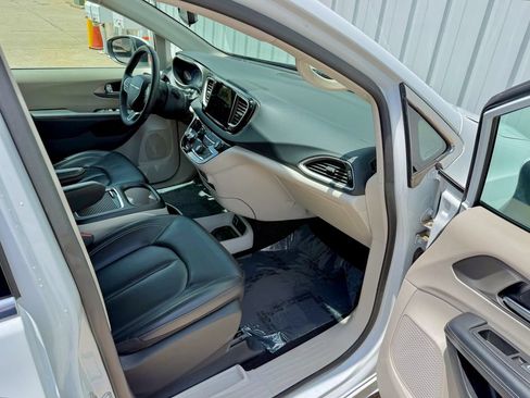 Used 2023 Chrysler Pacifica Touring-L FWD image 21