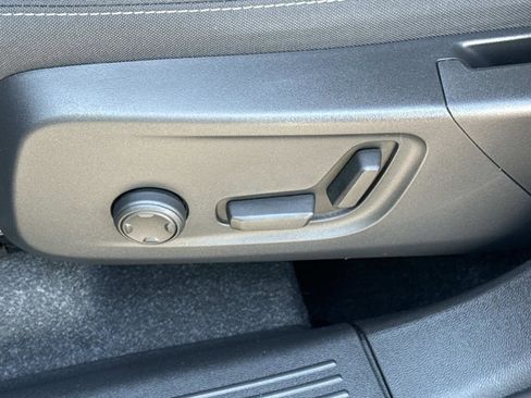 Used 2024 Volvo XC40 B5 Core image 15