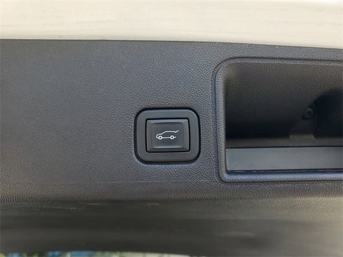 Used 2024 GMC Terrain SLT image 9