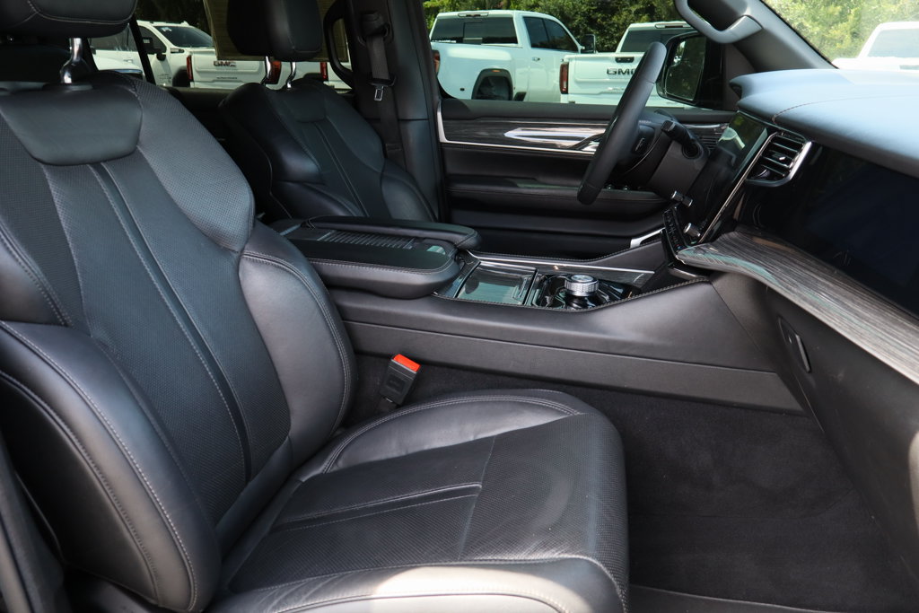 Used 2022 Jeep Wagoneer Series III w/ Flexible Seating Group RWD image 32