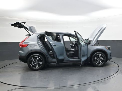 Used 2023 Volvo XC40 B4 Plus image 41
