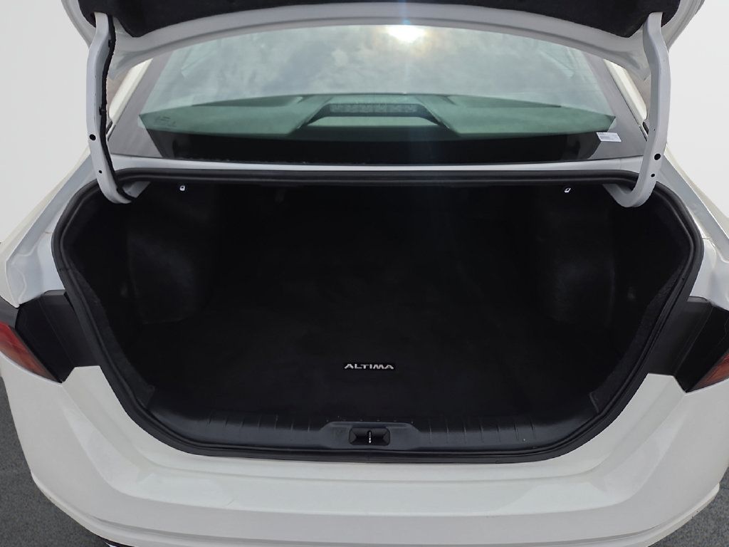 Used 2025 Nissan Altima 2.5 SV FWD image 10