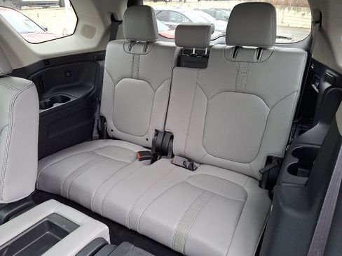 Certified 2025 Honda Pilot Touring image 11