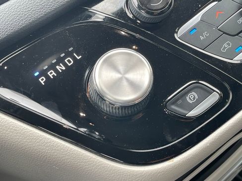 Used 2023 Chrysler Pacifica Touring-L FWD image 27