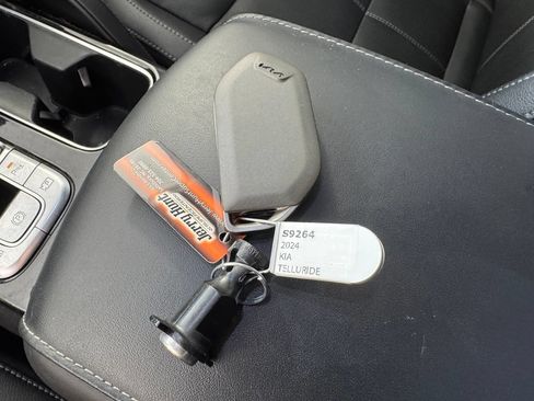 Used 2024 Kia Telluride SX FWD image 3