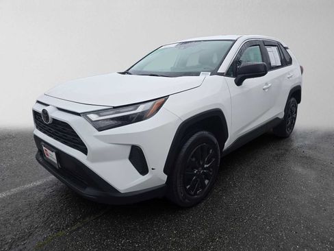 Used 2024 Toyota RAV4 LE AWD/4WD image 3