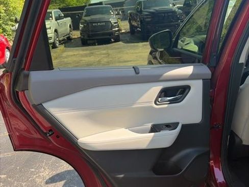 Used 2025 Nissan Rogue SL w/ Tech Package AWD/4WD image 29