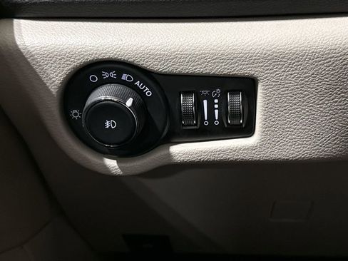 Used 2023 Chrysler Pacifica Touring-L FWD image 18
