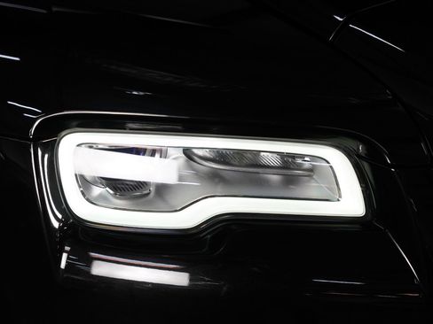 Used 2017 Rolls-Royce Wraith image 13