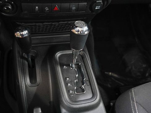 Used 2018 Jeep Wrangler Sahara w/ Connectivity Group AWD/4WD image 18