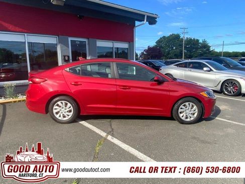 Used 2017 Hyundai Elantra SE w/ Cargo Package FWD image 4