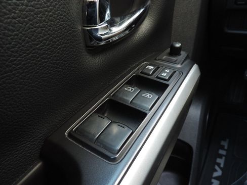 Used 2020 Nissan Titan SV w/ SV Convenience Package RWD image 22
