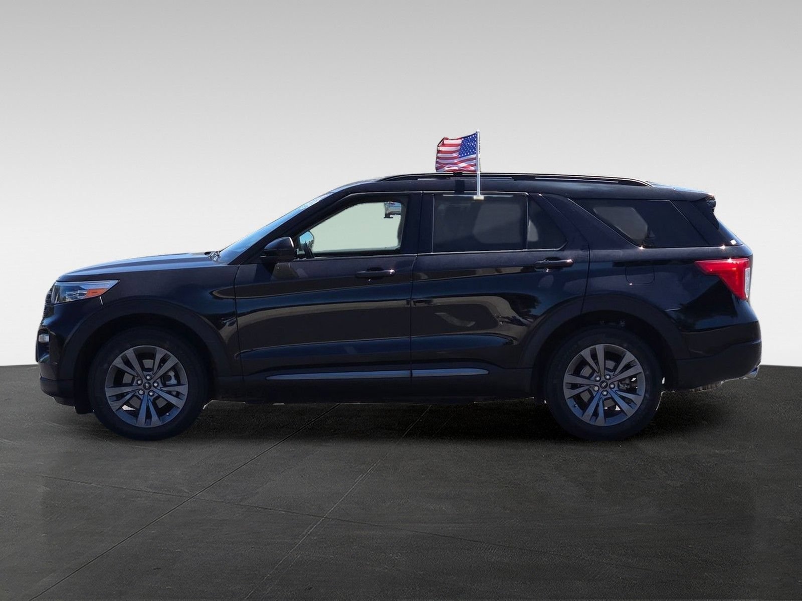 Used 2023 Ford Explorer XLT w/ Equipment Group 202A AWD/4WD image 8