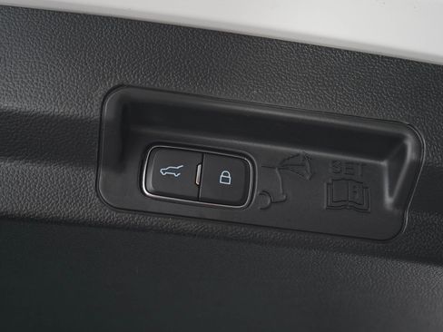 Used 2020 Ford Explorer XLT w/ Equipment Group 202A AWD/4WD image 11
