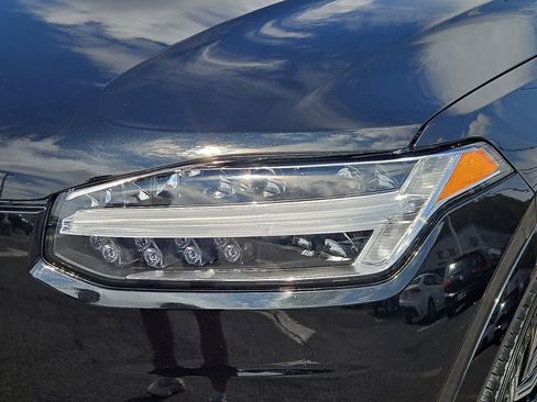 Used 2025 Volvo XC90 B5 Core image 10