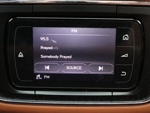 Used 2017 Bentley Bentayga image 25