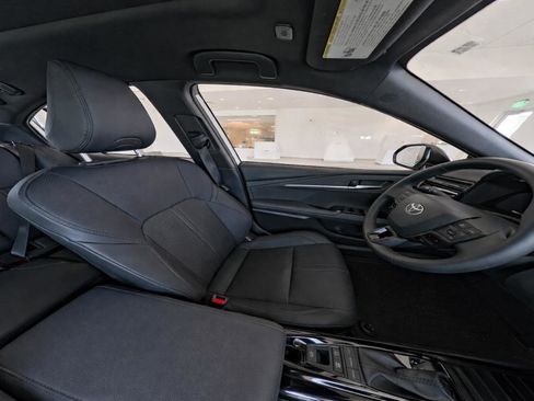 Used 2025 Toyota Camry XSE FWD image 9