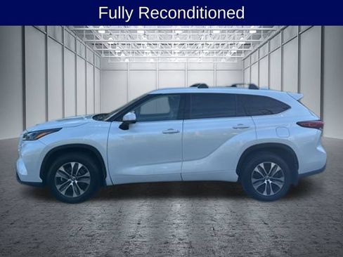 Used 2022 Toyota Highlander XLE AWD/4WD image 3