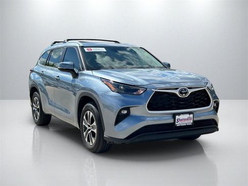 Certified 2024 Toyota Highlander XLE image 3