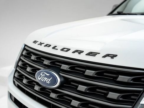 Used 2017 Ford Explorer XLT w/ Equipment Group 202A FWD image 37