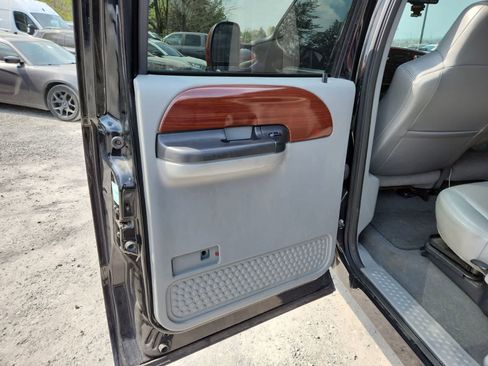 Used 2006 Ford F250 Lariat image 26