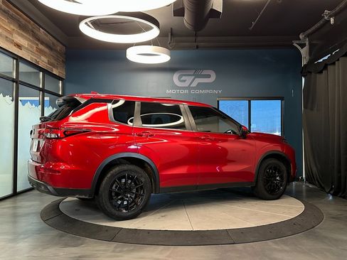 Used 2022 Mitsubishi Outlander ES image 3