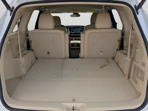 Used 2019 Toyota Highlander XLE FWD image 13