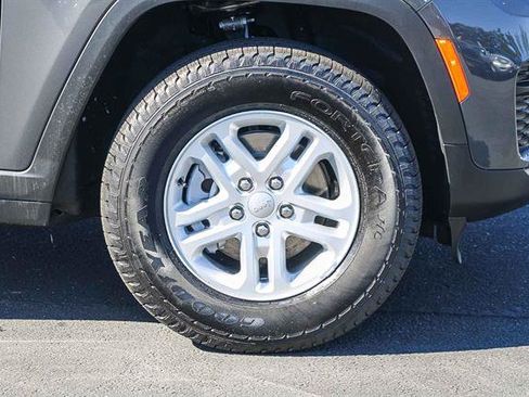 New 2025 Jeep Grand Cherokee Laredo image 8