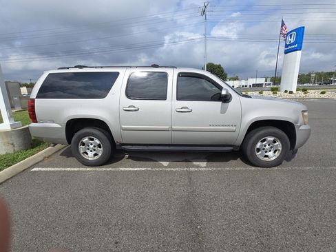 Used 2007 Chevrolet Suburban LT image 3