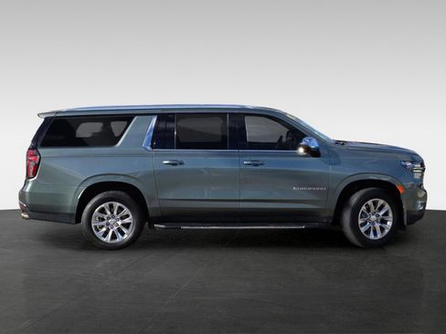 Used 2024 Chevrolet Suburban Premier AWD/4WD image 4