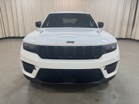 Used 2025 Jeep Grand Cherokee Altitude AWD/4WD image 10