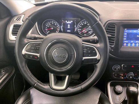 Used 2019 Jeep Compass Latitude image 3