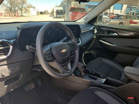 Used 2024 Chevrolet TrailBlazer LS image 2