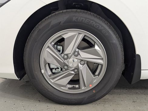 Certified 2025 Hyundai Elantra SE image 9