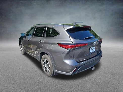 Used 2021 Toyota Highlander XLE AWD/4WD image 6