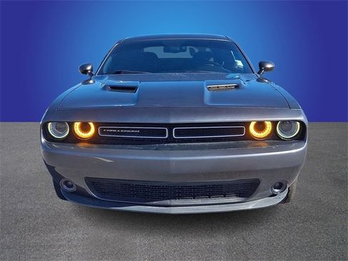Used 2015 Dodge Challenger SXT image 2