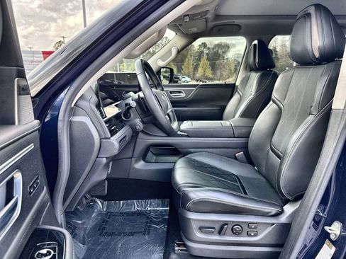 Used 2025 INFINITI QX80 Sensory image 2