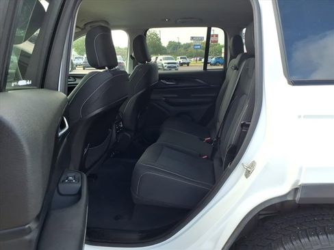 Used 2023 Jeep Grand Cherokee Laredo image 7