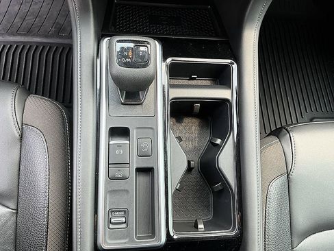 Certified 2025 Nissan Pathfinder SL w/ SL Premium Package FWD image 22