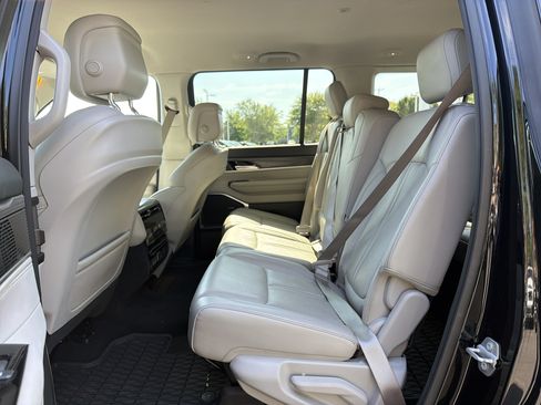 Used 2023 Jeep Wagoneer Series III w/ Preferred Equipment Group RWD image 29