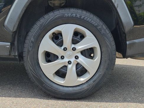 Used 2019 Toyota RAV4 LE FWD image 13