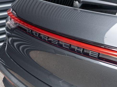 Used 2023 Porsche Macan AWD/4WD image 21