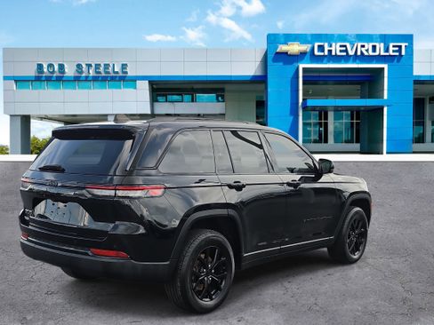 Used 2024 Jeep Grand Cherokee Altitude AWD/4WD image 4