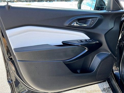 Used 2025 Chevrolet Trax LT w/ LT Convenience Package image 9