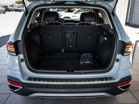 Certified 2025 Volkswagen Taos SE w/ Panoramic Sunroof Package FWD image 16